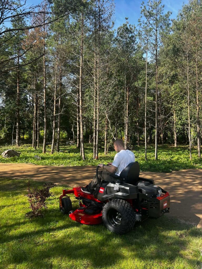 Muruplatsi niitmine saaremaal Katuste fassaadide tänavakivide terrasside hoolduspesu