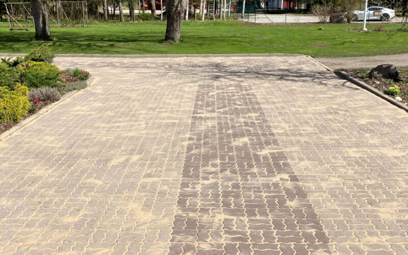 Sambla ja mustuse eemaldamine tänavakividelt tänavakivide puhastus ja liivatamine